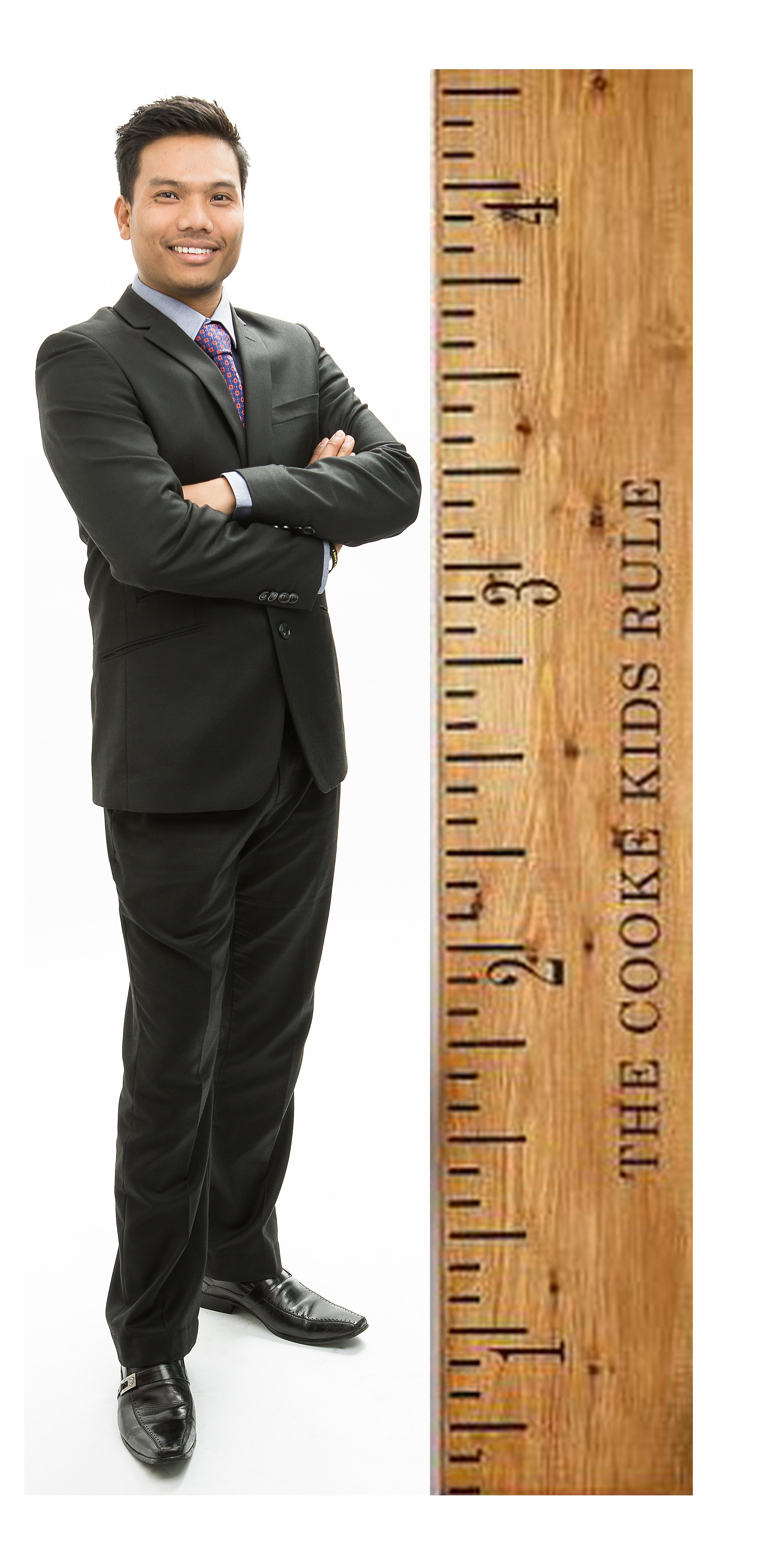 Hombre de pie con metro a la derecha