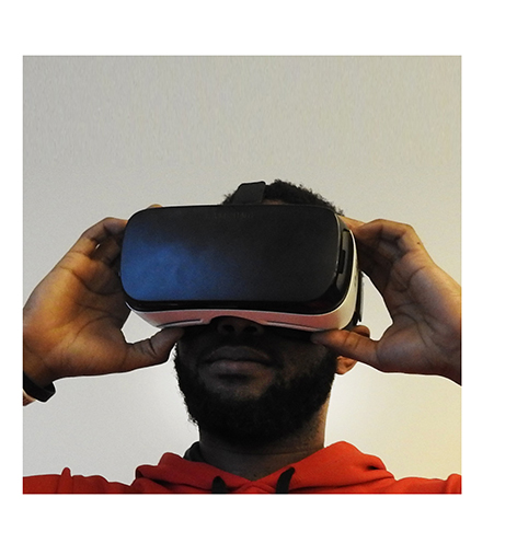 hombre mirando con prismáticos 3D