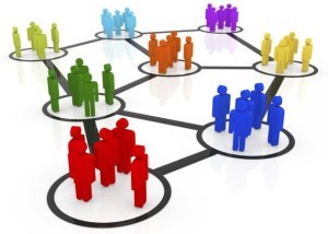 muñecos agrupados por colores en diferentes pentágonos