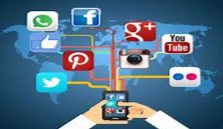 mano con móvil mostrando RRSS