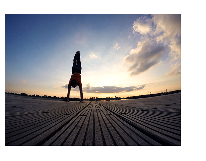 persona haciendo el pino sobre un tejado al amanecer-Imágen Pxhere