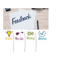 Lomos de libros blancos con textos de colores y sobre esto un posit con la palabra "feedback"