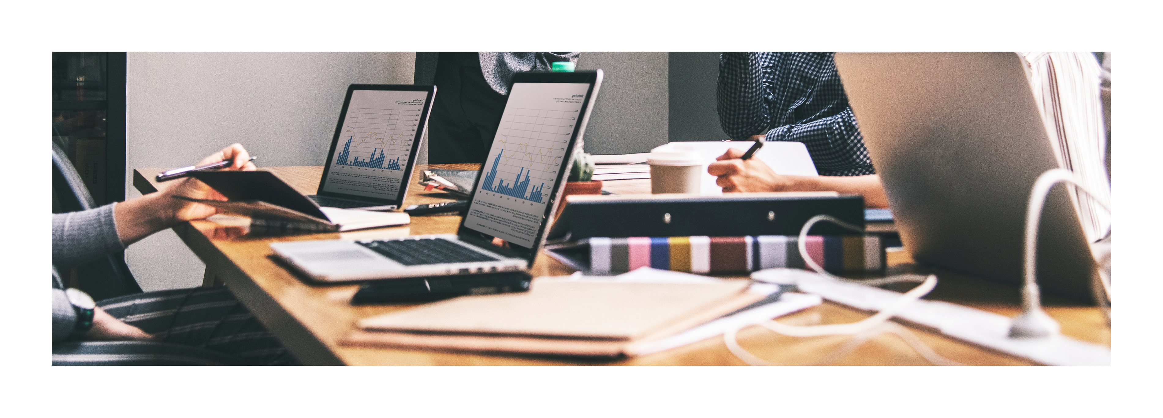 Foto PXhere- personas y ordenadores