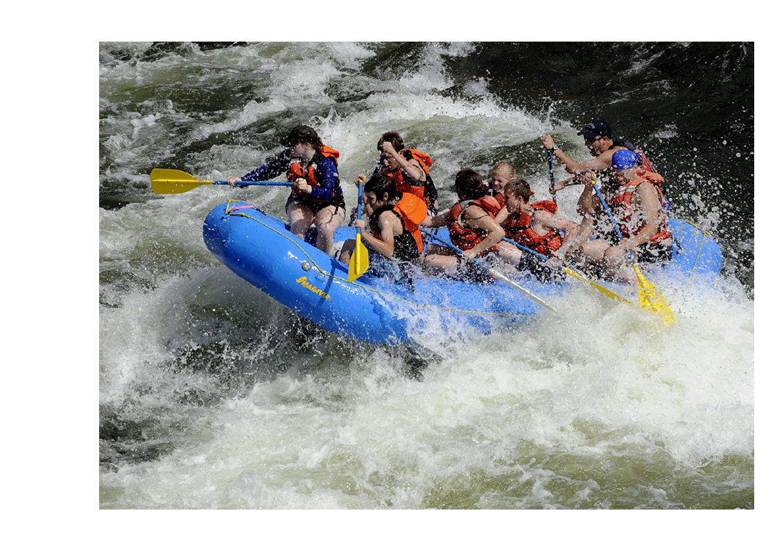 niñas bajando un rápido en una barca