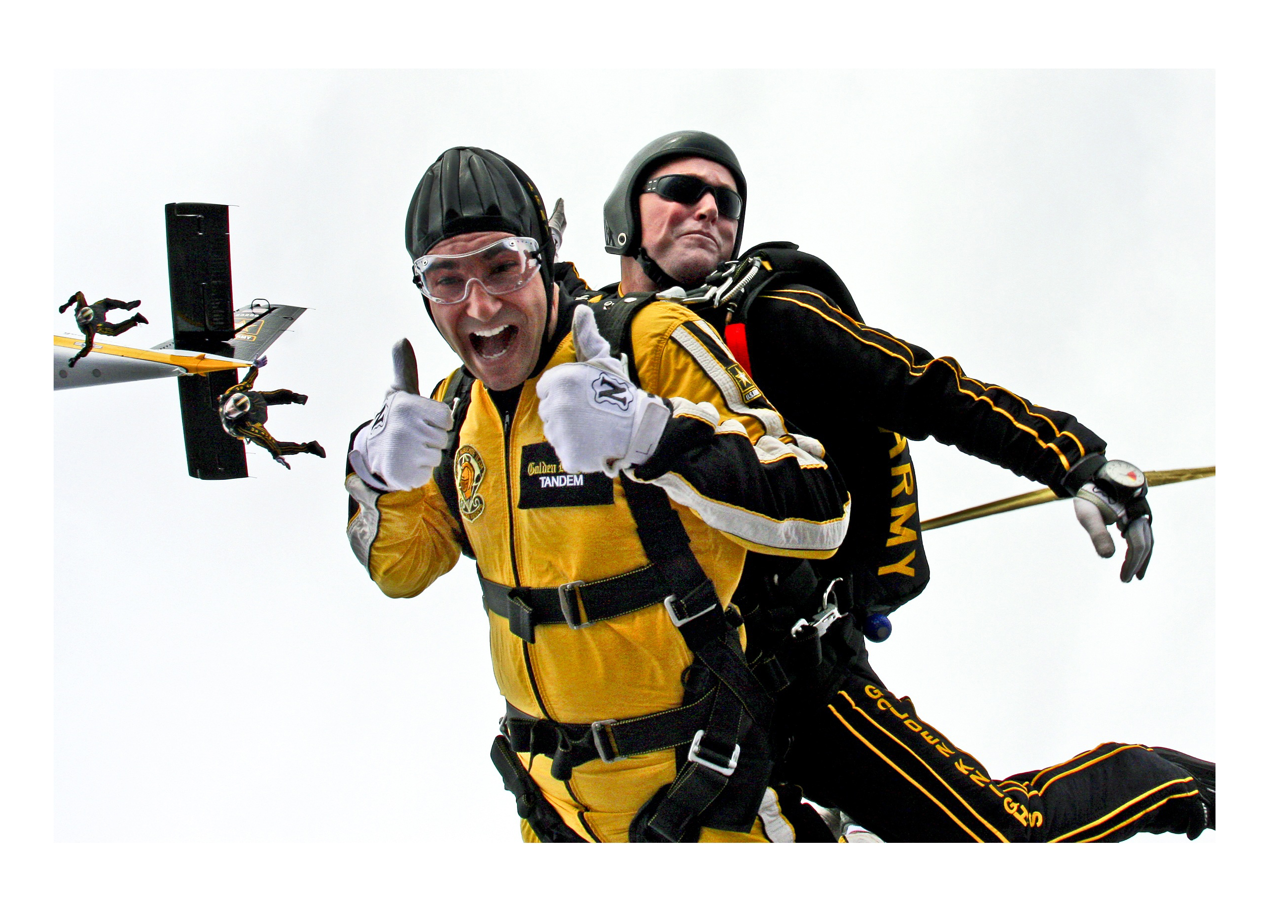 hombres lanzándose en paracaídas y sonriendo