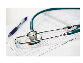 fonendoscopio, bolígrafo y apuntes