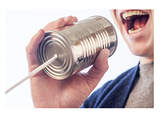 persona hablando a una lata con una cuerda, como los teléfonos de los juegos infantiles