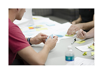 personas trabajando en una mesa