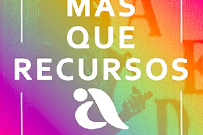 carátula de fondo multicolor, "Mas que recursos" centrado en letras blancas, logo de AEDIPE N-LR abajo en blanco y franja superior blanca con el título del Podcast en letras negras