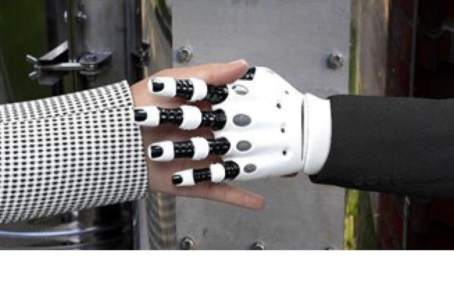 saludo de mano mecánica y mano humana