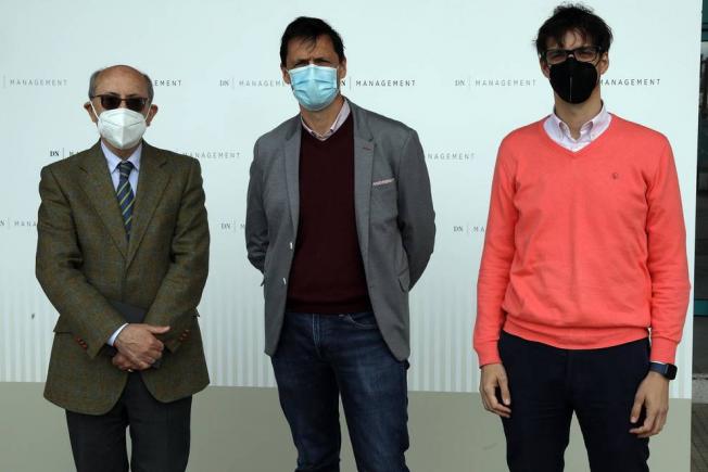 Jesús Díaz, director de Comunicación de la Universidad de Navarra; Alex Uriarte, presidente de AEDIPE Navarra e Iñigo Ayerra, CEO de IED Electronics