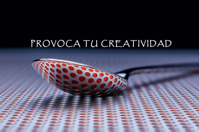 cuchara sobre una mesareflejado los topos rojos del mantel