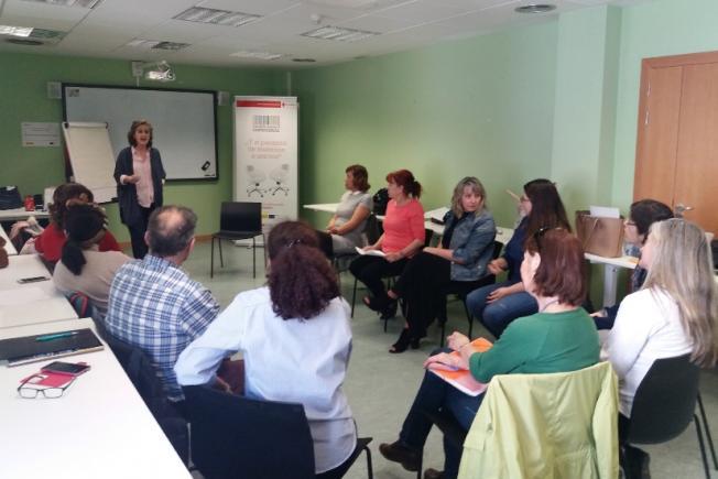 Marta Martínez Arellano hablando frente al grupo de participantes