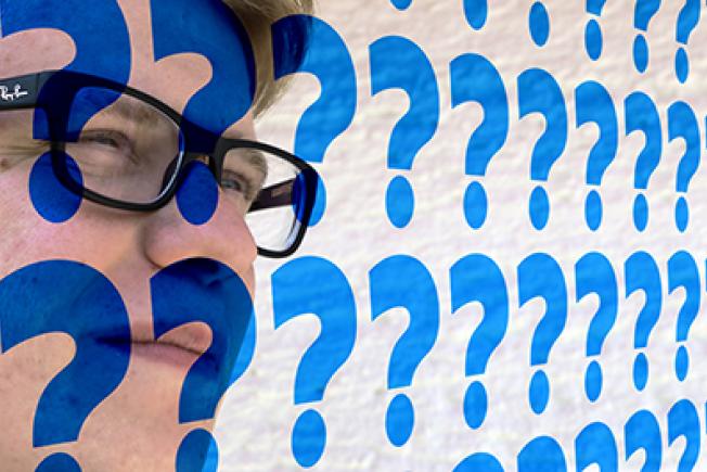 Foto por formulario PxHere.A la izquierda cara de hombre y sobre toda la superficie interrogantes azules alejándose en perspectiva hacia la derecha 