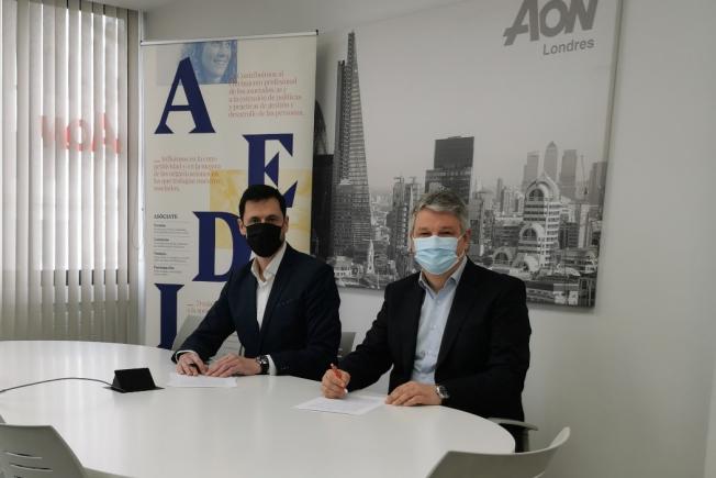 Alex Uriarte de AEDIPE y Jesús Garralda de AON firmando el acuerdo