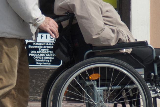 persona empujandoa a otra en silla de ruedas-vista parcial