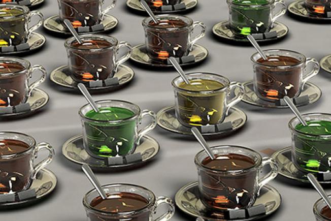 Tazas de cristal iguales con líquidos de diferentes colores