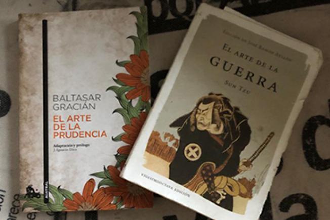 Portada de los dos libros de los que habla el artículo sobre un fondo de hojas de periódicos